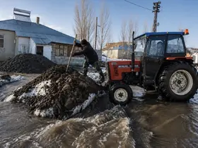 Ağrı’da köylüler sel sularına traktörlerle müdahale etti
