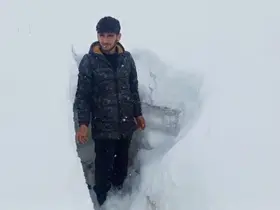 Ağrı’da Nisan ayında etkili olan kar kalınlığı insan boyunu aştı

