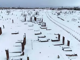 Ahlat’ın tarihi mekanlarında kar güzelliği
