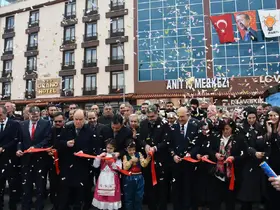 AK Parti İlçe Başkanlığı yeni binasında