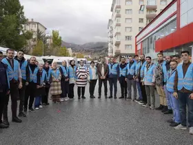 AK Parti İl Başkanı Küçükoğlu, pazar esnafında vatandaşlarla buluştu
