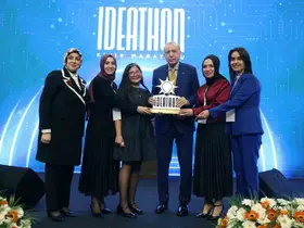 AK Parti Karşıyaka Kadın Kolları, ödülünü Cumhurbaşkanı Erdoğan’dan aldı
