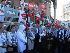 AK Partili kadınlar Gazze için el ele tutuştu