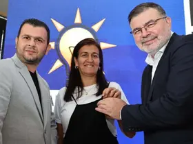 AK Partili Saygılı, Kemalpaşa’da yeni üyelere rozet taktı; CHP’den de katılım var
