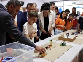 Akçadağ Belediyesi’nin desteğiyle yenilenen okul sıraları öğrencilere teslim edildi
