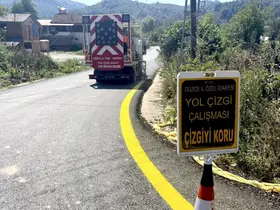 Akçakoca’da köy yollarında yol çizgileri ve kasisler yenilendi
