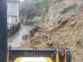Akçakoca’da toprak kayması sonrası yol güvenliği sağlandı
