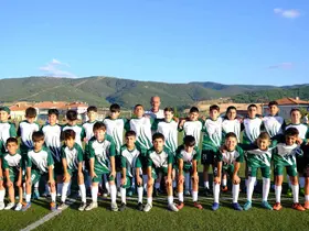 Akdağmadeni’nde Yaz Futbol Okulu’na katılan 60 gence malzeme desteği
