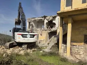 Akdeniz’de metruk binalar bir bir yıkılıyor

