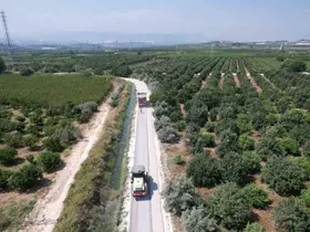 Akdeniz’de tarım yolları soğuk asfaltla yenileniyor
