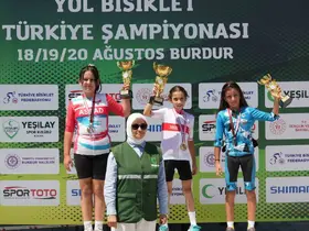 Akhisarlı bisikletçiler Türkiye Şampiyonası’nda kürsüyü doldurdu
