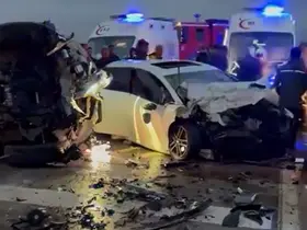 Aksaray’da iki otomobil çarpıştı: 2 ağır yaralı
