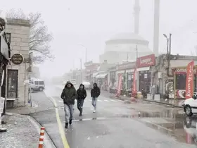 Aksaray’ın yüksek kesimlerinde kar yağışı etkili oluyor
