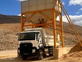 Aksu Belediyesi’nden Elmalı’ya destek: 2 kamyon ve 2 personel görevlendirildi
