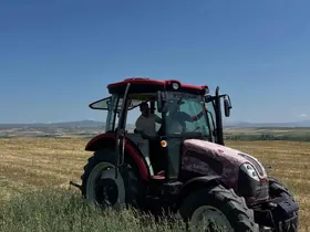 Akyaka Kaymakamı İsmail Demirtaş çiftçilerle hasat yaptı
