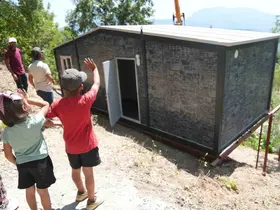 Alanya Belediyesi ve hayırsever desteğiyle ihtiyaç sahibi aileye konteyner ev
