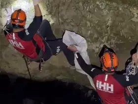 Alanya’da 10 metrelik su kuyusunda mahsur kalan kediyi ekipler kurtardı
