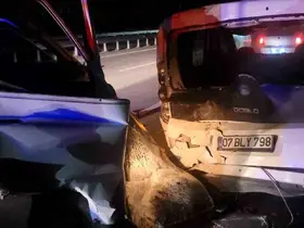 Alanya’da kamyonet park halindeki otomobile çarptı: 1 yaralı
