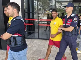 Alanya’da market çalışanını bıçaklayan 2 kardeş tutuklandı
