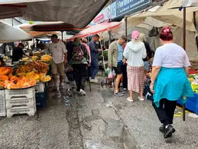 Alanya’da sağanak pazar yerini göle çevirdi
