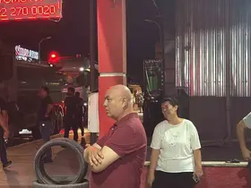 Alevlere teslim olan iş yerlerini gözyaşlarıyla izledi

