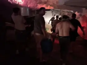 Alevleri söndürmek için kovalarla su taşıdılar
