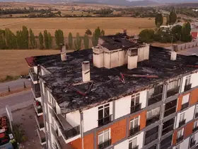 Alevlerin sardığı çatı küle döndü
