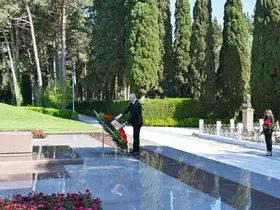 Aliyev, merhum Cumhurbaşkanı Haydar Aliyev’i mezarı başında andı
