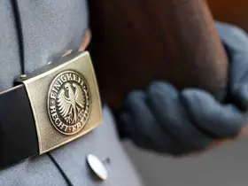 Almanya Savunma Bakanlığı, sivillere kiraladığı 200 tesisi geri alıyor

