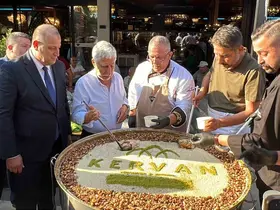 Alpedo Kervan’dan aşure ikramı
