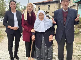 Altıntaş Kaymakamı Yıldırım’dan yaşlı çifte anlamlı ziyaret

