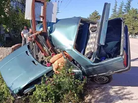 Amasya’da direğe çarpan otomobil ikiye ayrıldı: 2 yaralı
