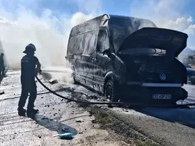 Amasya’da hırdavat malzemesi yüklü kamyonette yangın çıktı
