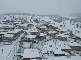Amasya’ya Mart ayında kış geri döndü, Alan köyünde karlı yol greyderle açıldı
