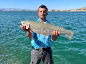 Amatör balıkçı oltayla 5,5 kiloluk alabalık yakaladı
