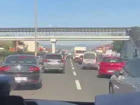 Ambulansa yol vermek için fermuar sistemini uyguladıyar
