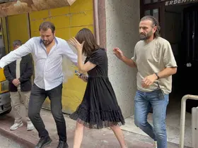 Amerikalı 22 yaşındaki kadın çatıya çıkarak intihara kalkıştı
