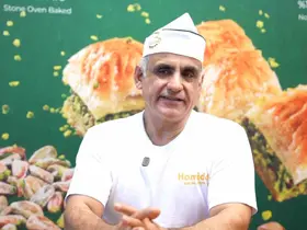 Amerikan aksanıyla Gaziantep baklavasını anlattı, sosyal medyayı salladı

