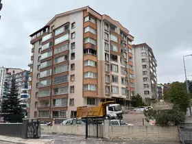 Ankara’da evde çıkan yangında mahsur kalan anne ile oğlu kurtarıldı
