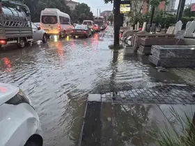 Ankara’da sağanak etkili oldu, sokaklar göle döndü
