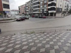 Ankara’da şiddetli yağmur ve dolu sokakları göle çevirdi

