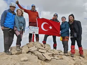 Ankara’dan Hakkâri’ye uzanan zirve macerası: 7 dağcı Reşko’yu aştı
