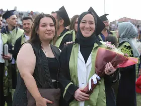 Anne-kızın üniversite yolculuğu mezuniyetle taçlandı
