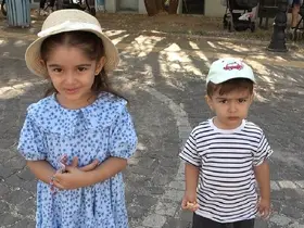Anne ve babaları içeride ter dökerken çocuklar dışarıda bekledi
