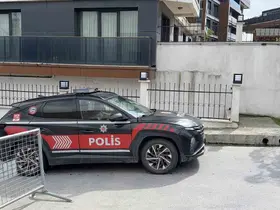 Annesiyle tartıştı, öfkesini İETT durağından çıkardı: Kaldırım taşıyla camını kırdı
