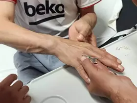 Antakya’da vatandaşın parmağına sıkışan yüzüğü itfaiye çıkardı
