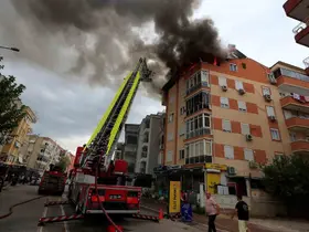 Antalya’da 5 katlı apartmanın çatısında yangın paniği
