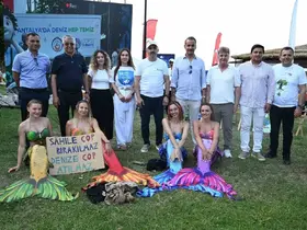 Antalya’da ‘deniz kızları’ eşliğinde dip temizliği
