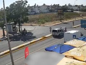 Antalya’da hafif ticari araçla çarpışan 3 tekerlekli motosikletin sürücüsü yaralandı
