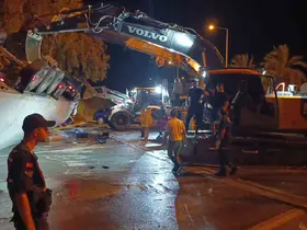 Antalya’da tır devrildi: Durakta bekleyen 2 kişi hayatını kaybetti

